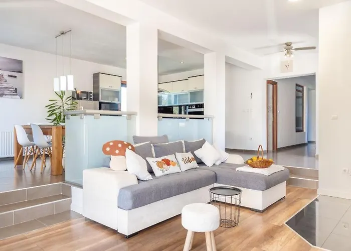 Maslina With Private Pool On Quiet Location - By Ta Leut Agency فيلة نين